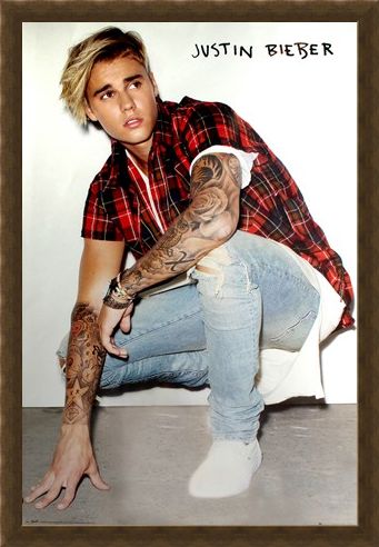 Framed Framed Crouching Down - Justin Bieber
