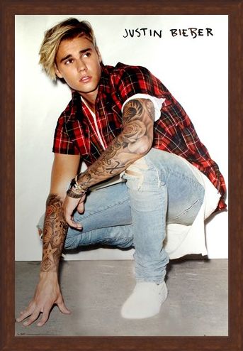 Framed Framed Crouching Down - Justin Bieber
