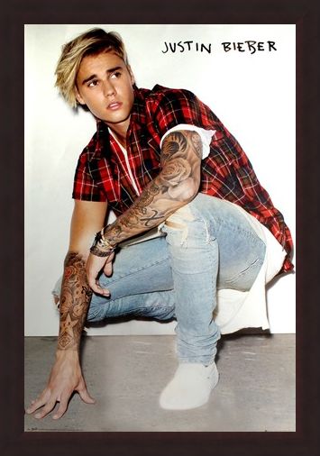 Framed Framed Crouching Down - Justin Bieber