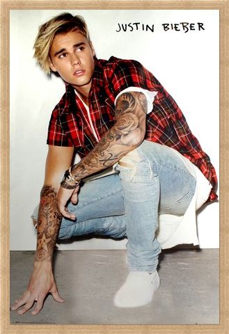 Framed Framed Crouching Down - Justin Bieber