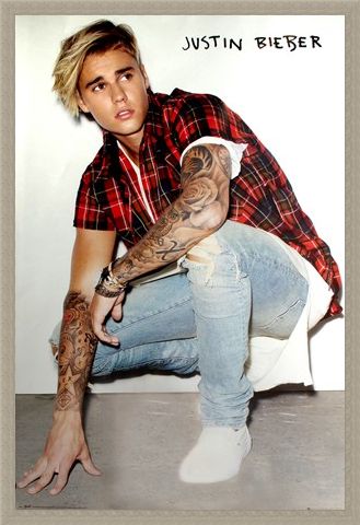 Framed Framed Crouching Down - Justin Bieber
