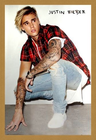 Framed Framed Crouching Down - Justin Bieber