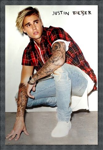 Framed Framed Crouching Down - Justin Bieber