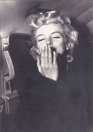 Marilyn Monroe blows a Kiss - Marilyn Monroe